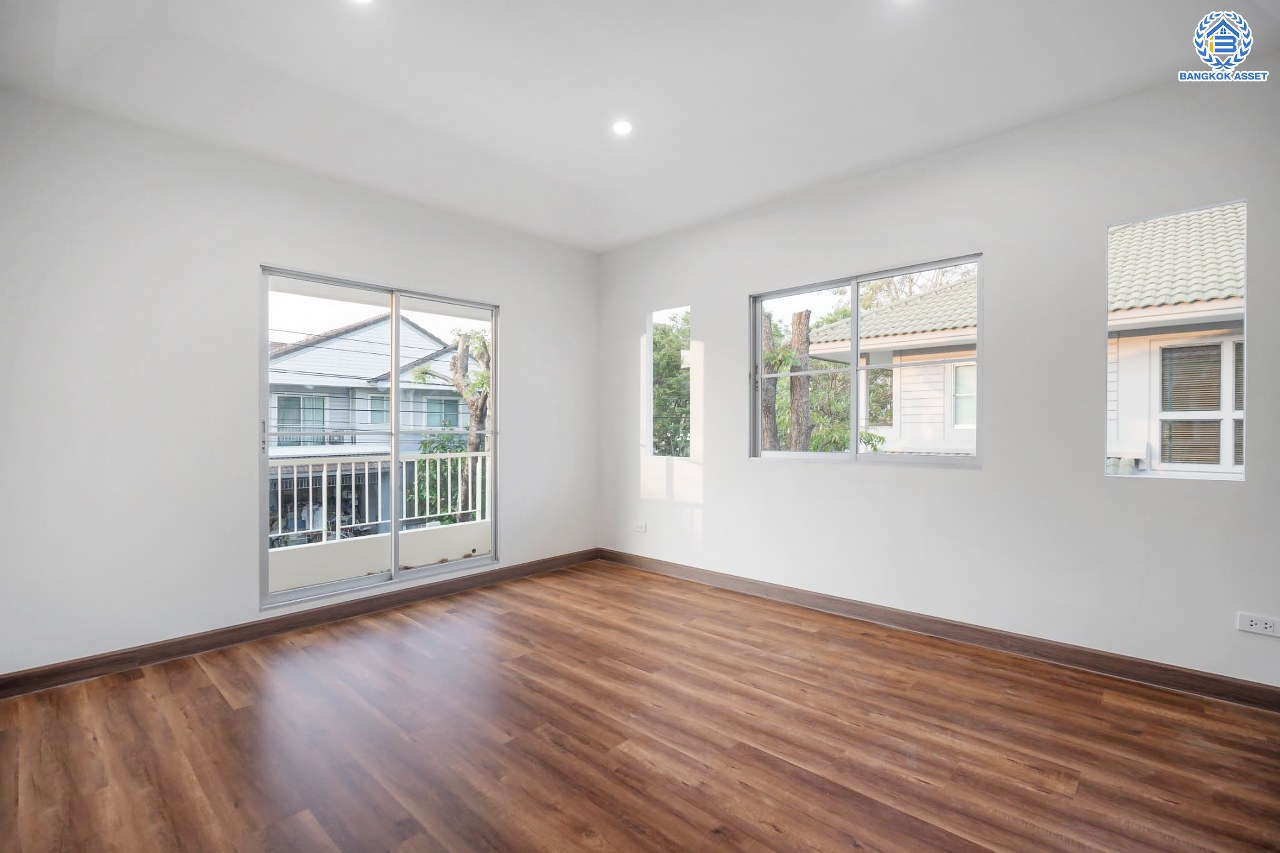 บ้านมือสองตกแต่งใหม่ โครงการ พฤกษ์ลดา ติวานนท์-ราชพฤกษ์ แบรนด์ L&H เนื้อที่ 55.50 ตร.ว. ฟังก์ชัน 3 ห้องนอน 3 ห้องน้ำ จอดรถได้ 2 คัน บนทำเลติดใหญ่ ถนน 345 ต่อเนื่อง ถ.ราชพฤกษ์ เชื่อมต่อหลายเส้นทาง ใกล้ทางด่วน "ศรีสมาน"